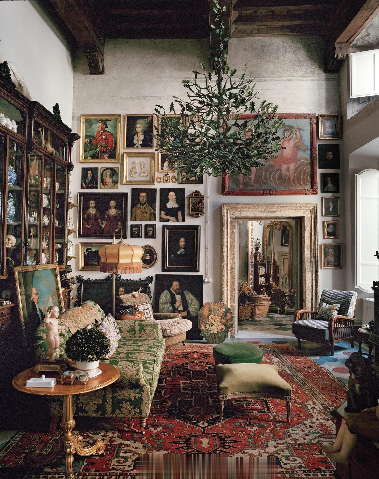 看看与时装设计师 Alessandro Michele 本人一样极繁的家！自去年