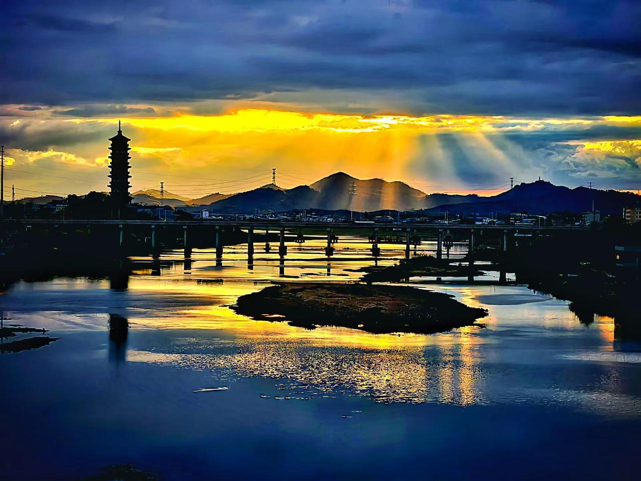 刚从南城拿横标回一品，在浠水四桥上拍到的。刚从南城拿横标回一品，在浠水四桥上拍到