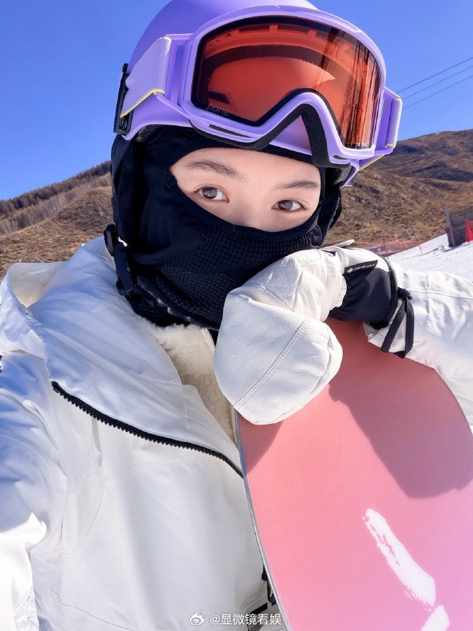 王玉雯哪里摔倒就在哪里躺下 被王玉雯滑雪照笑到！摔倒直接原地 “躺平”，配文又萌