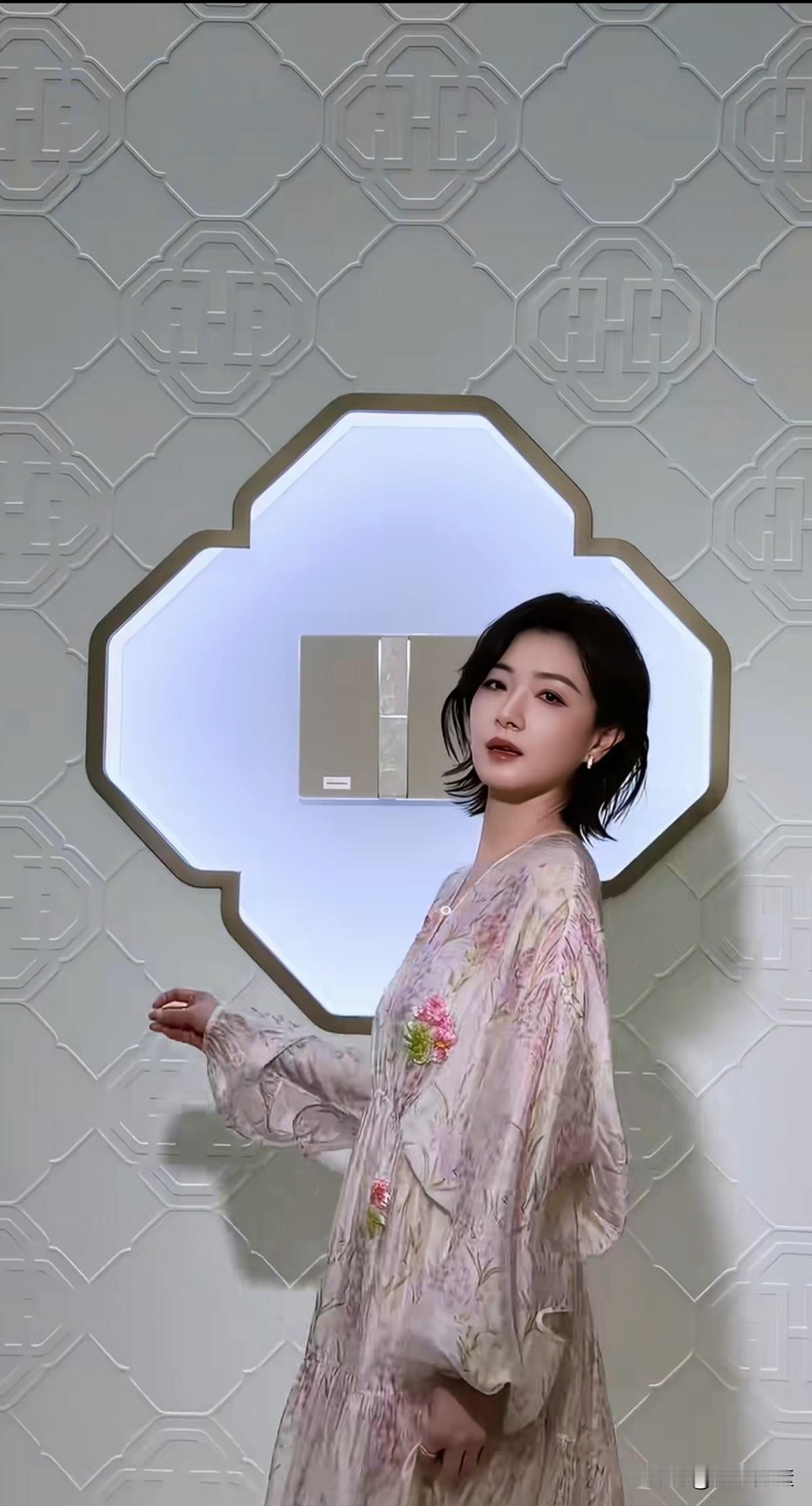万茜真是太迷人了，
如果满分是100分，
她的樱桃小嘴和眯眯眼，
你可以给到多少