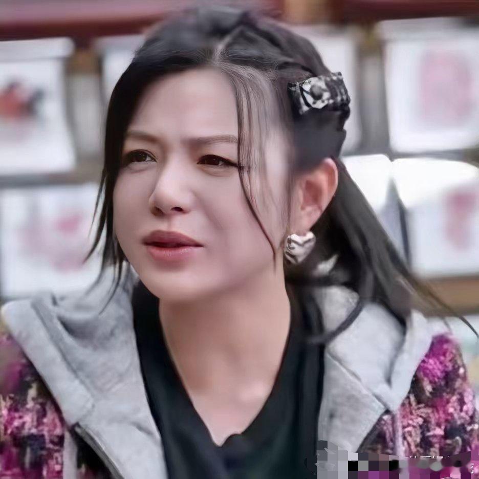 我真是想不通陈妍希最大的烦恼不是离婚一事、也不是没戏拍，而是嫌弃自己的头发太多！