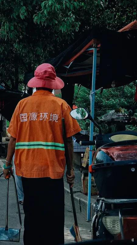 我超支持给环卫工发高温补贴！我以前在环卫处工作，每年都给他们发高温补贴和劳保福利