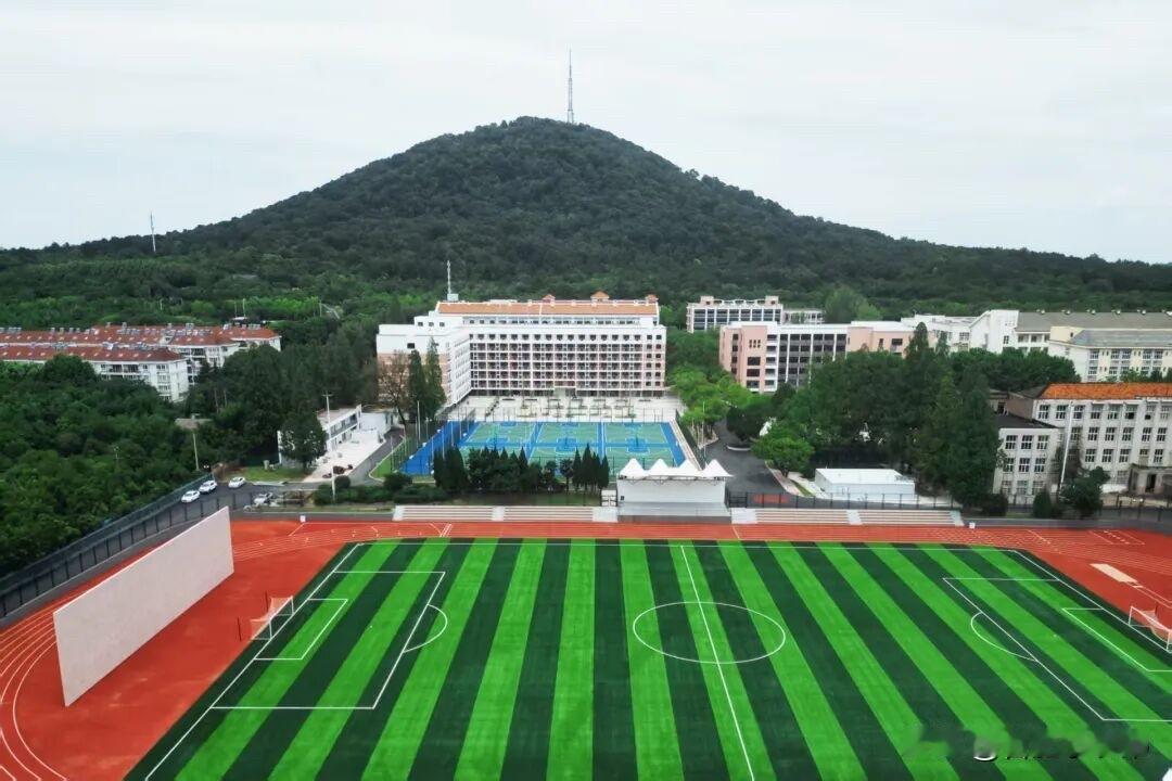 合肥八中枫林校区、一六八少荃湖中学两大名校项目相继完工，全力保障9月开学。
八中