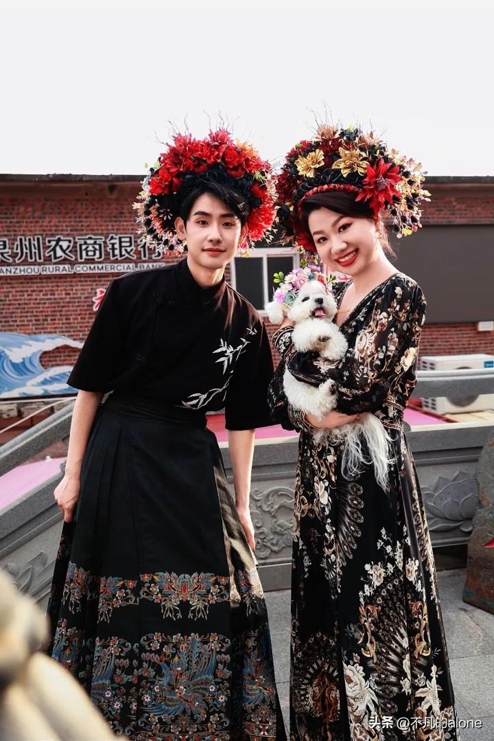 近日，综艺《令人心动的offer5》黄凯和刘律相约到福建泉州体验簪花非遗文化，姐