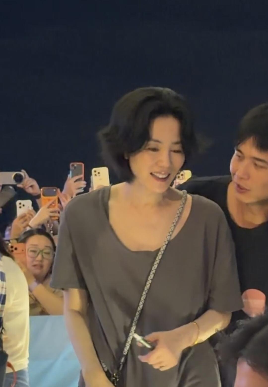阿那亚音乐会散场了，
王菲与女儿窦靖童一起给出走，
母女俩有说有笑！

57岁的
