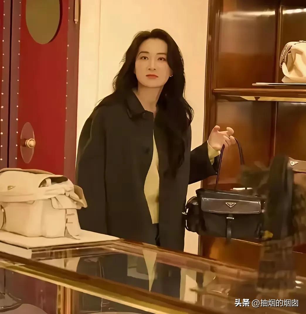 贾玲，自减肥成功后，很少抛头露面，即使露面，也是清高高冷。
她减完肥接受采访时，