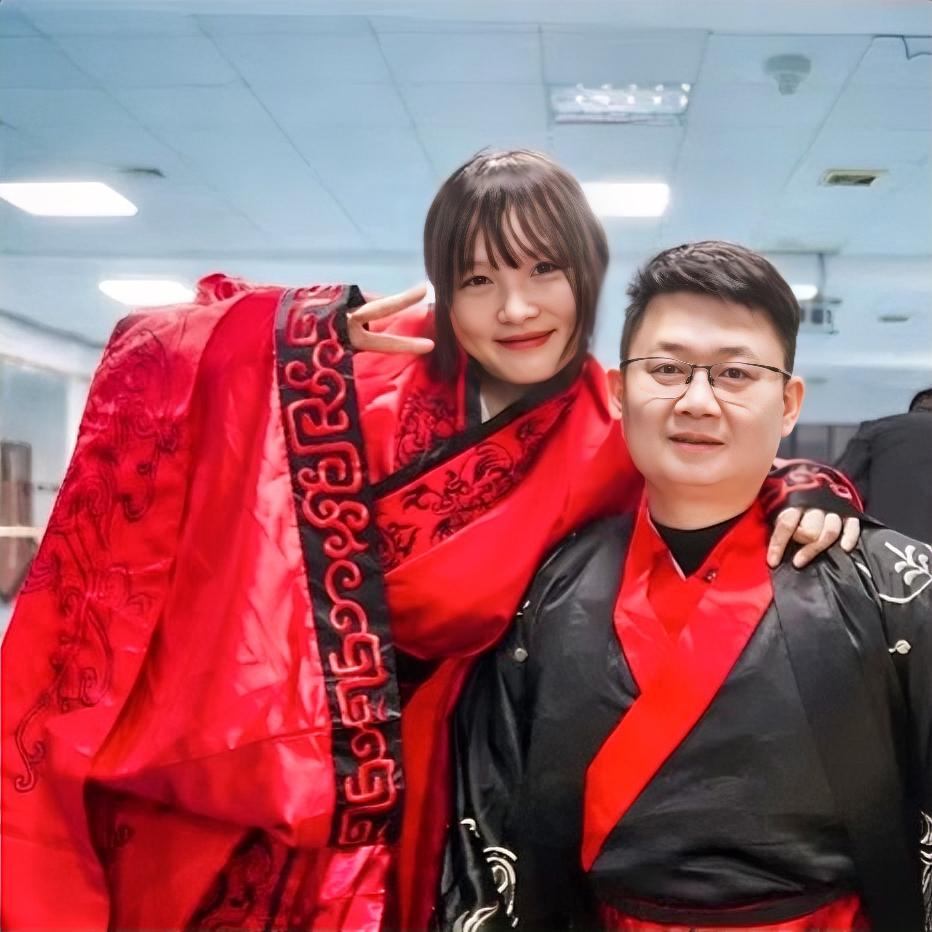 汶川地震获救女孩，17年后嫁救命军人

17年前汶川地震，梁智斌从废墟抱出10岁