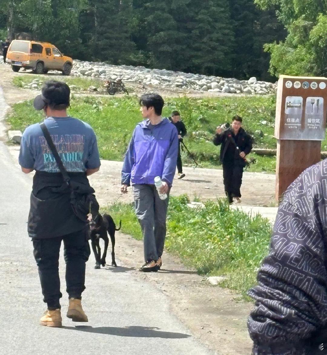 网友禾木偶遇魏大勋林一禾木偶遇魏大勋林一遛狗 谁懂啊家人们！在禾木遇到了魏大勋和