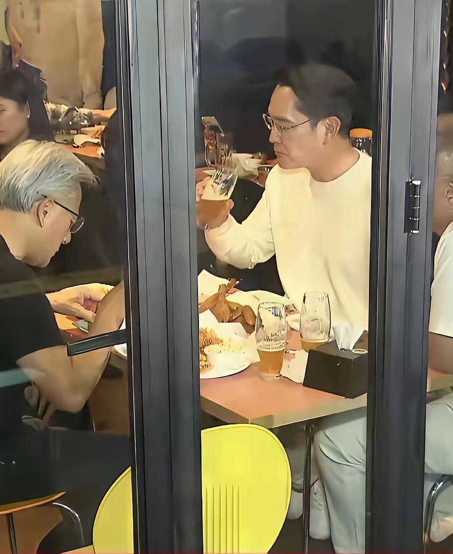 三星的董事长李在镕和英伟达的黄仁勋，竟然就这么随意地约了个饭局，场面看起来挺朴实