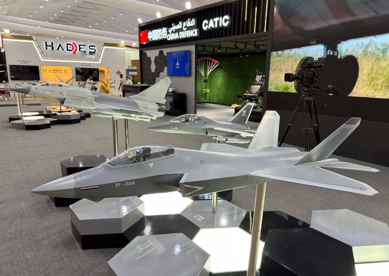 2026年埃及航展上，中国航空工业集团室内展区，展出全套航空装备阵容。歼10CE