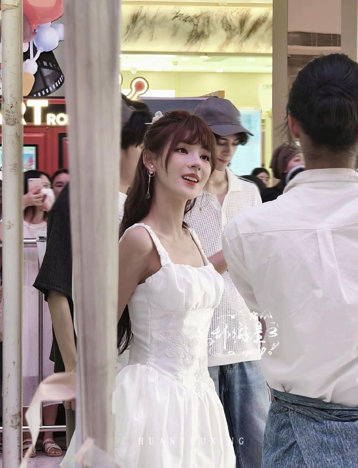 永远为张予曦的甜妹造型心动[比心]白裙高马尾，笑起来的样子直接戳中审美点[赞]是