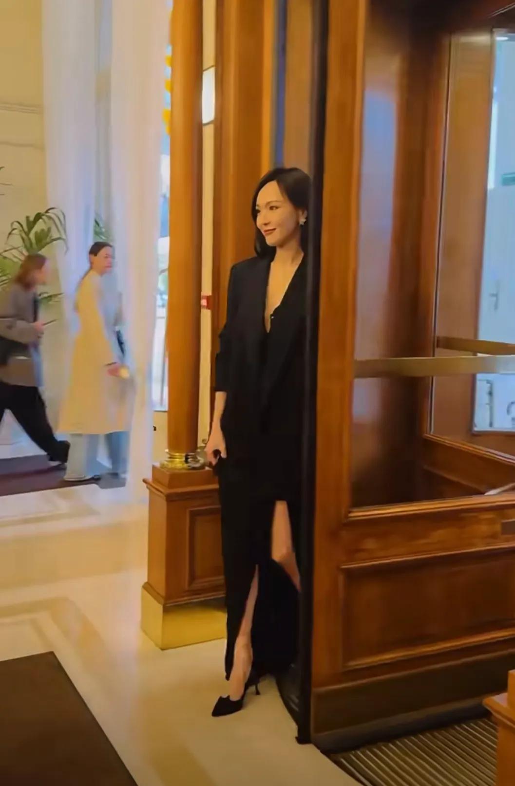 唐嫣戛纳晚宴造型又酷又飒
唐嫣身上总有一种“少女感”
不是硬凹，是心态年轻又可爱