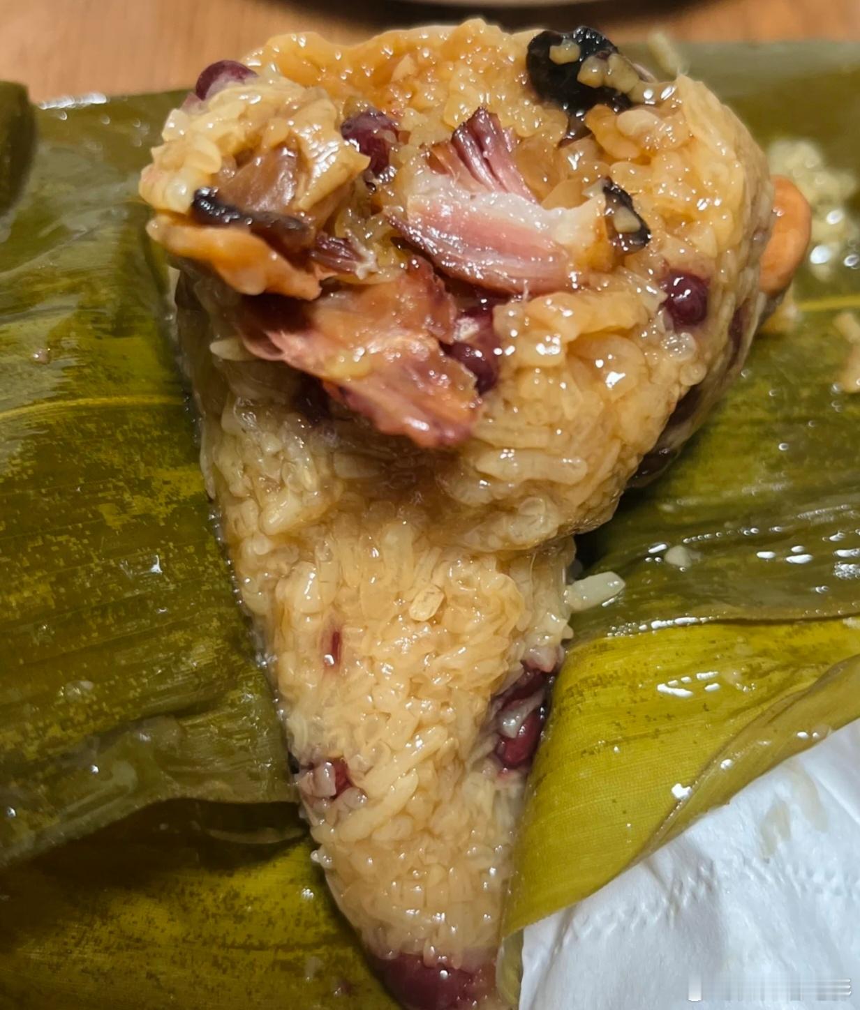 端午吃喝日记 端午美食肯定是粽子呀，话说粽子你们一般吃的咸口还是甜口呢，必须是咸