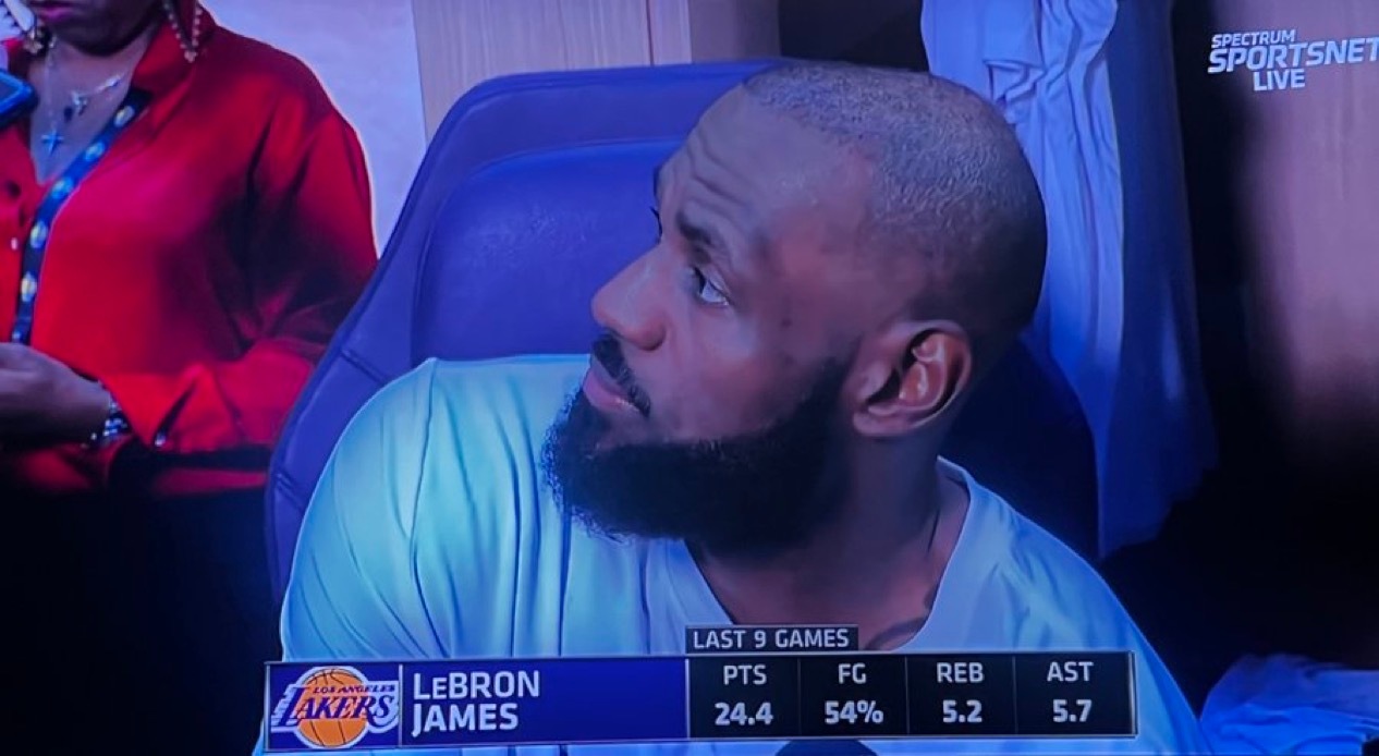 詹姆斯表示：“我其实很少持球。不知道你们是否看了比赛，我今年大多时候都在打无球…