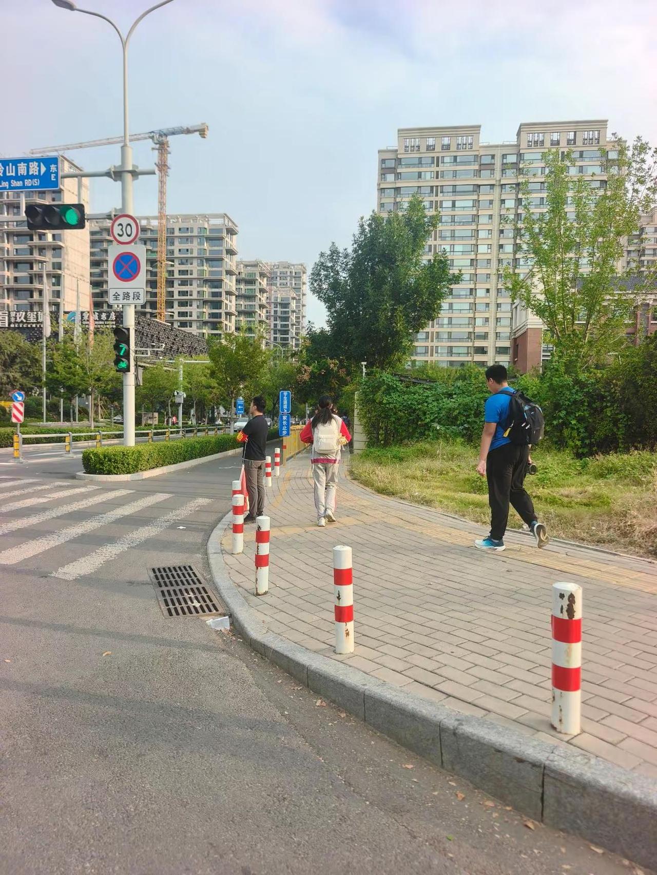 最近直播，很多人问起燕玺中学情况，因为我孩子今年也去了燕玺中学，所以给大家讲讲燕
