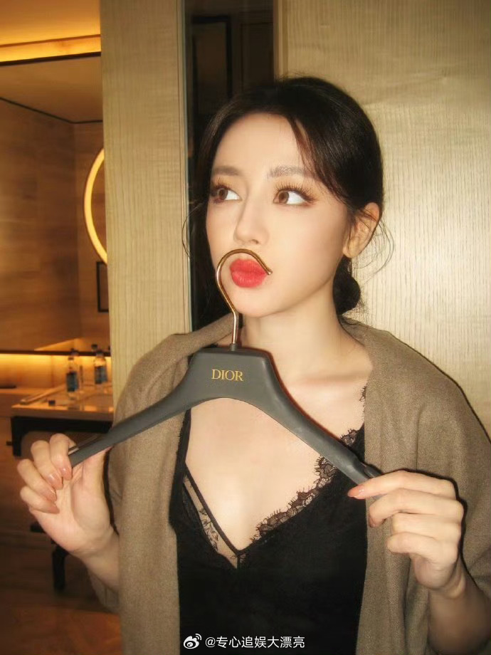 此刻想变成迪丽热巴的衣架真的会被迪丽热巴的颜值和身材狠狠拿捏，每一套穿搭都美到失