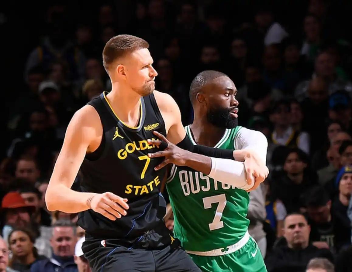 作为看了十几年球的老粉，今早打开直播看到勇士那比分，我真想把手里的咖啡杯给摔了！