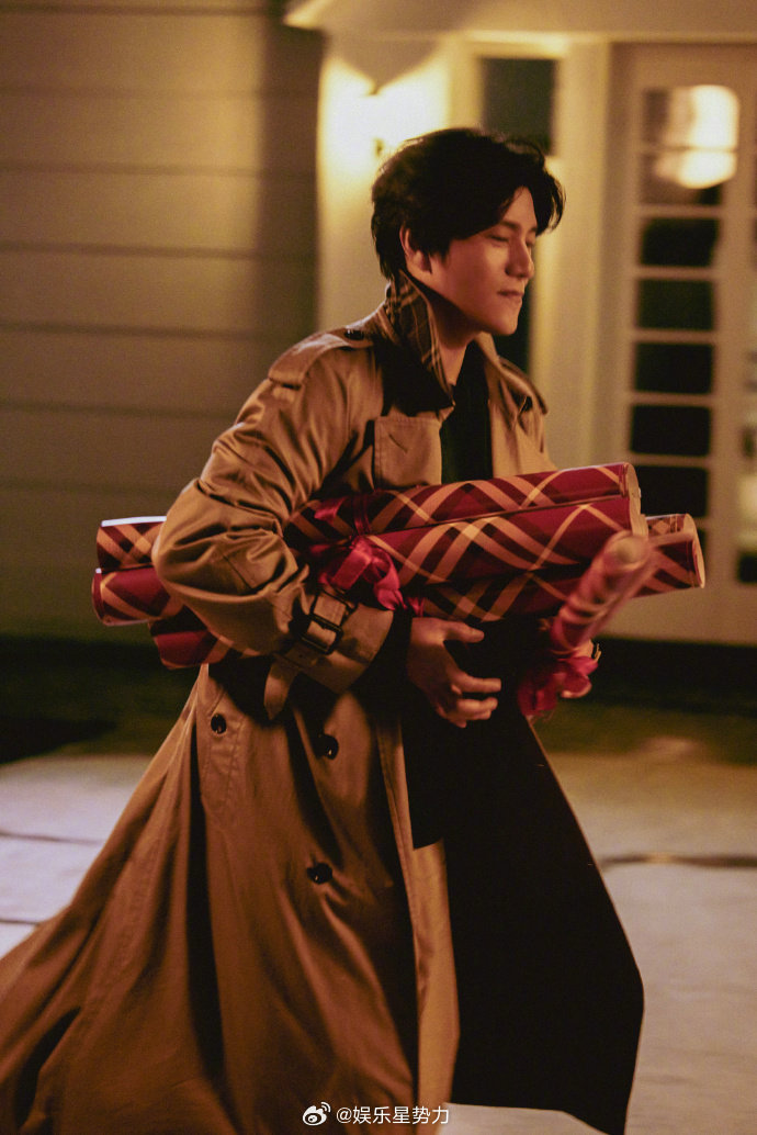 Burberry陈坤新年 看陈坤包礼物是一种享受。他举手投足间流露的认真与温柔，