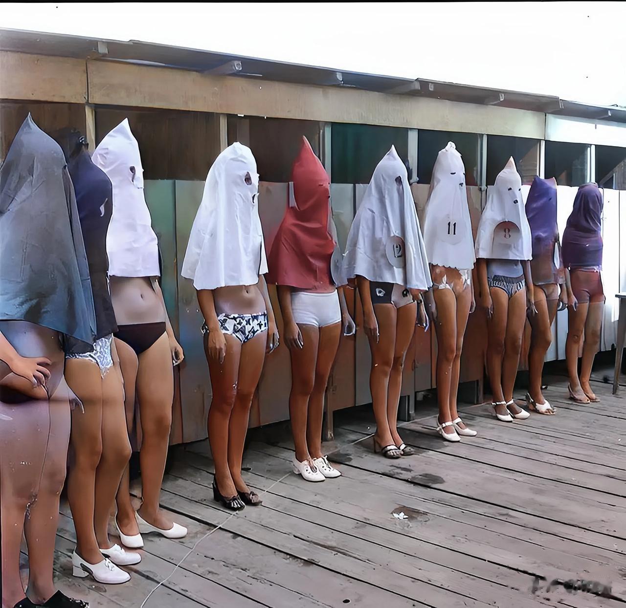 这张照片特别让人惊悚，大家能看得出来照片中的这些女子在干什么吗？原来这是上世纪3