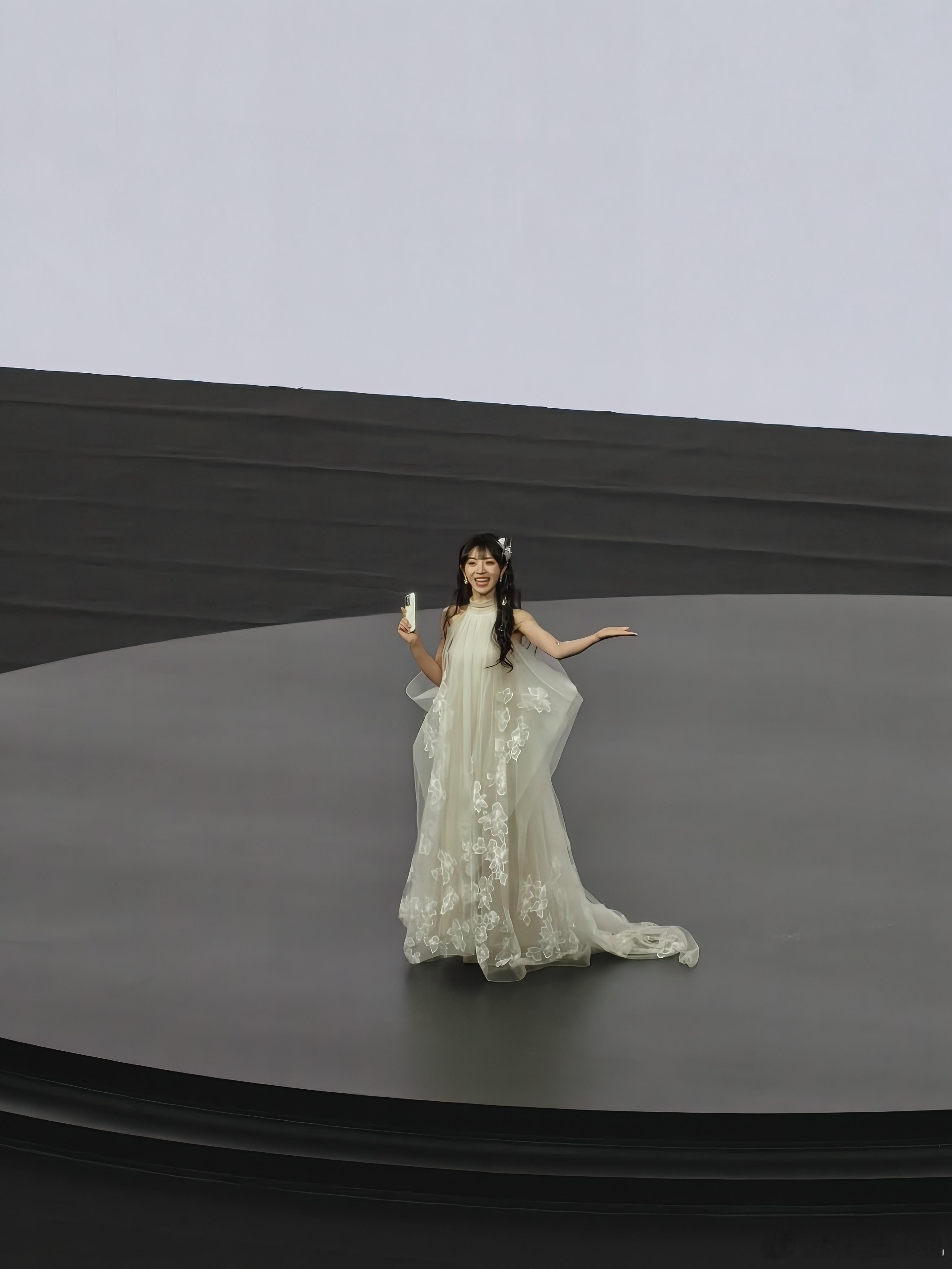 田曦薇跑步的神她昨天穿短裙跑上去的时候，感觉迎面扑来的都是鲜活，手臂上的肌肉线条