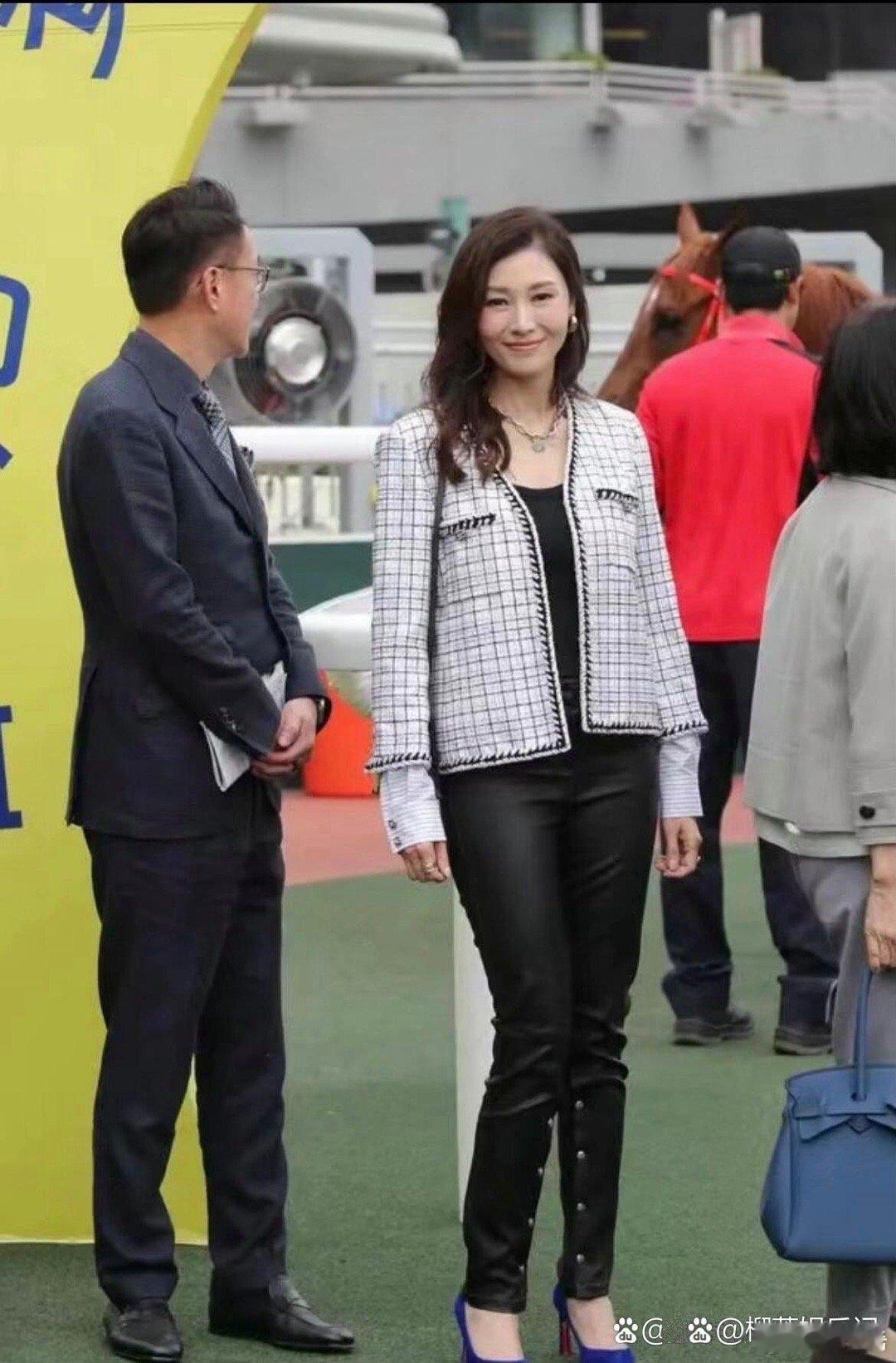 李嘉欣的审美真是让人难以直视，皮裤穿搭不太好看 ​​​