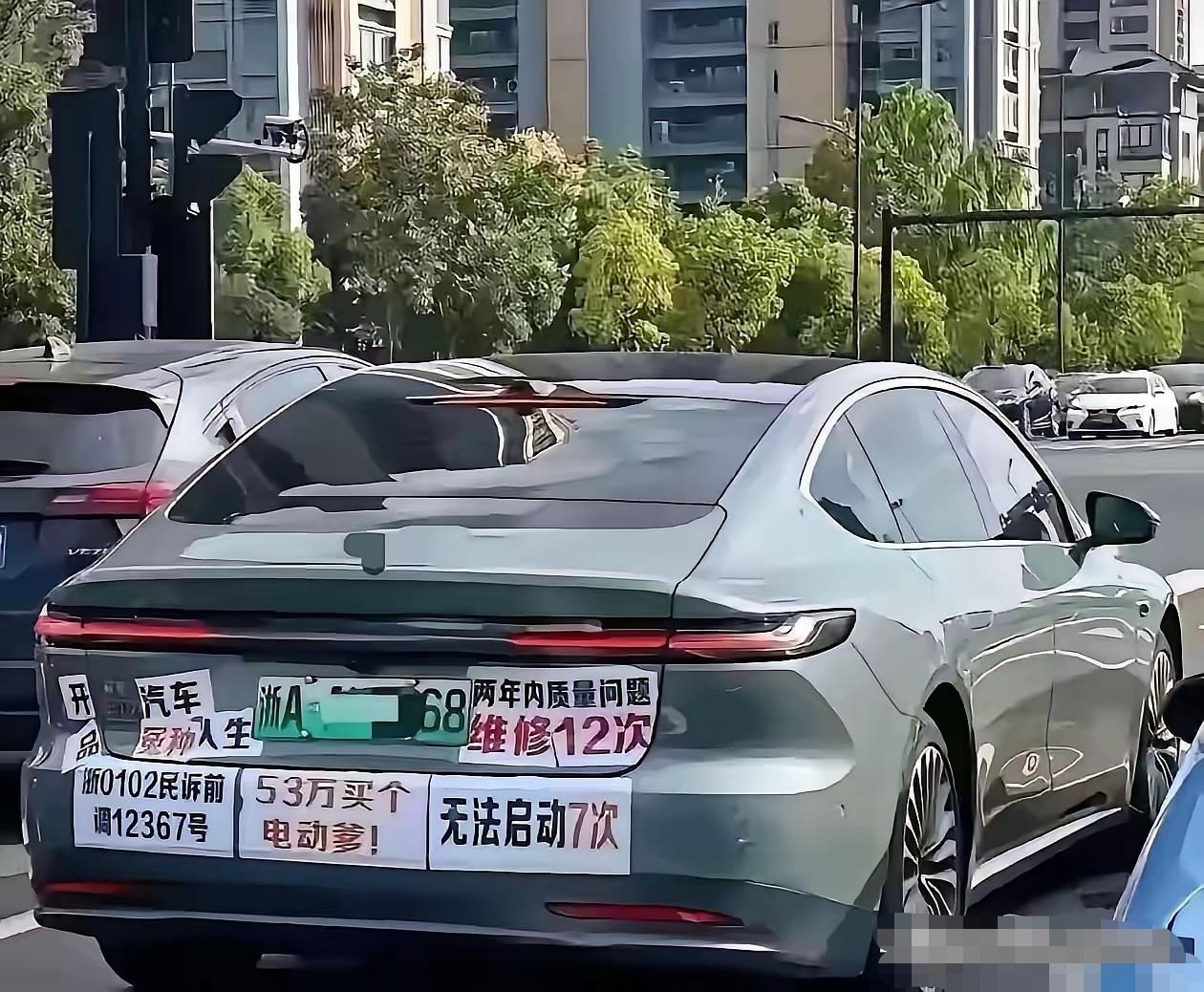 啥牌子的车呀，看把车主给伤得够深的，五脏六腑都得气爆了吧！
53万买了个爹，无法