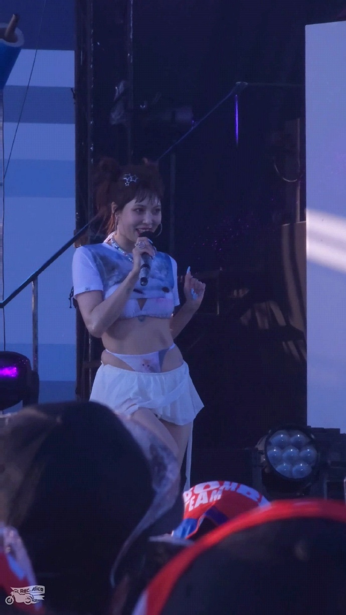 #泫雅音乐节短裙造型# 泫雅hyuna 名古屋水之夜  确实好看啊！！ ​​​