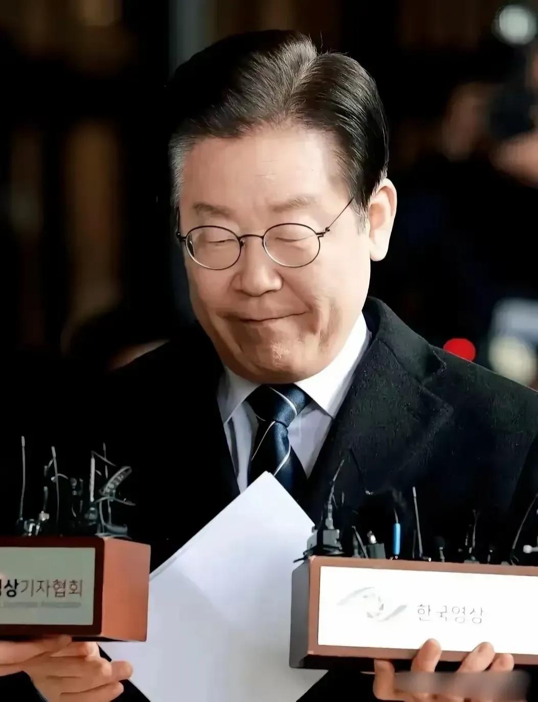 李在明结束了他的访美之行，但他在美国的遭遇却在韩国掀起惊天动地的舆论风波！因为尽