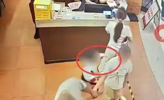 一个4岁的男童，仅仅因为不小心碰了一个女生的屁股，就这么一个屁大点事，这个女的居