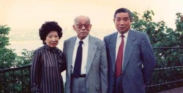 1992年，重获自由的张学良，突然对妻子赵一荻说：“我去纽约看望一位老朋友，你在