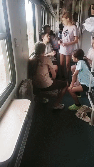 黑龙江网友在绿皮火车上看到有很多年轻的俄罗斯女孩来中国这里旅行过暑假。
这些俄罗