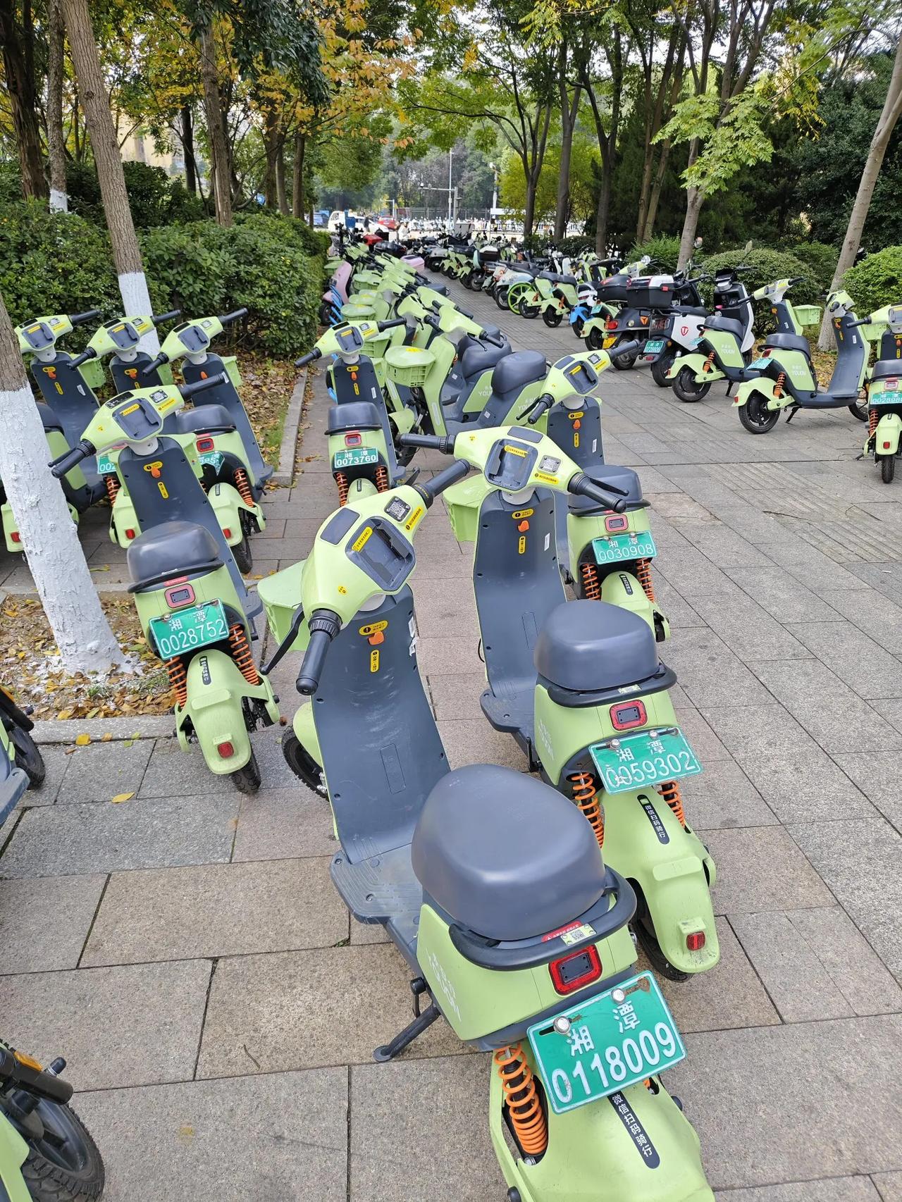 太变态了吧，这小电驴要4块钱20分钟，真的有人上课下课都骑他吗？
一天少的话是8