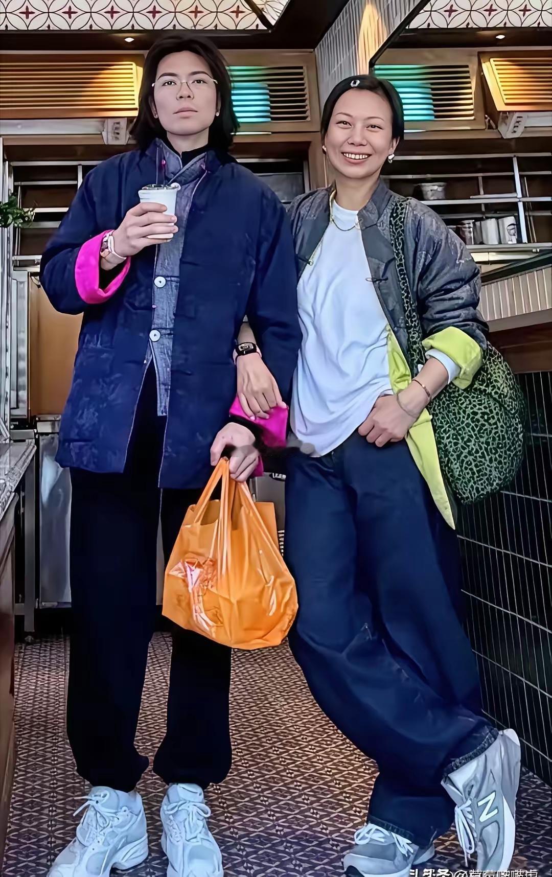 深爱彼此，在年龄面前就不是什么大问题了。
萧敬腾林有慧祝你们百年好合……[祈祷]