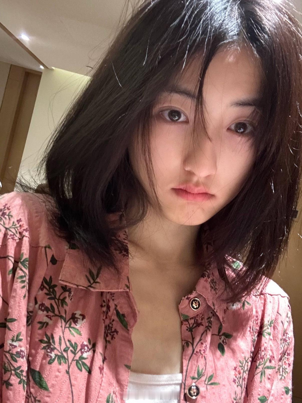 张子枫 穿花不溜秋！！尊好看很爱这种风向 ​​​