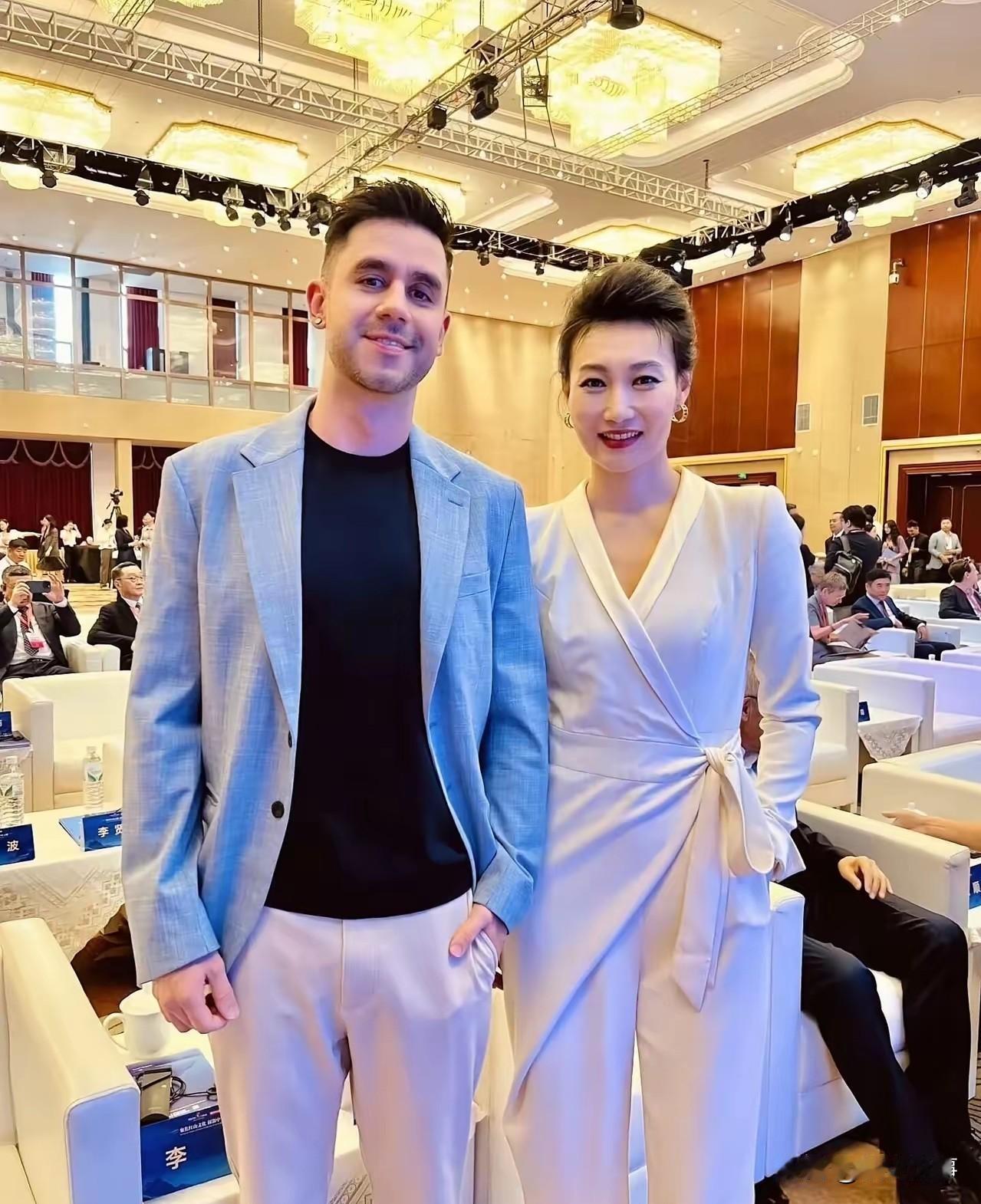 李梓萌活动晚宴惊艳亮相，央视名嘴大气从容。镜头下，李梓萌一袭剪裁考究纯白色礼服，