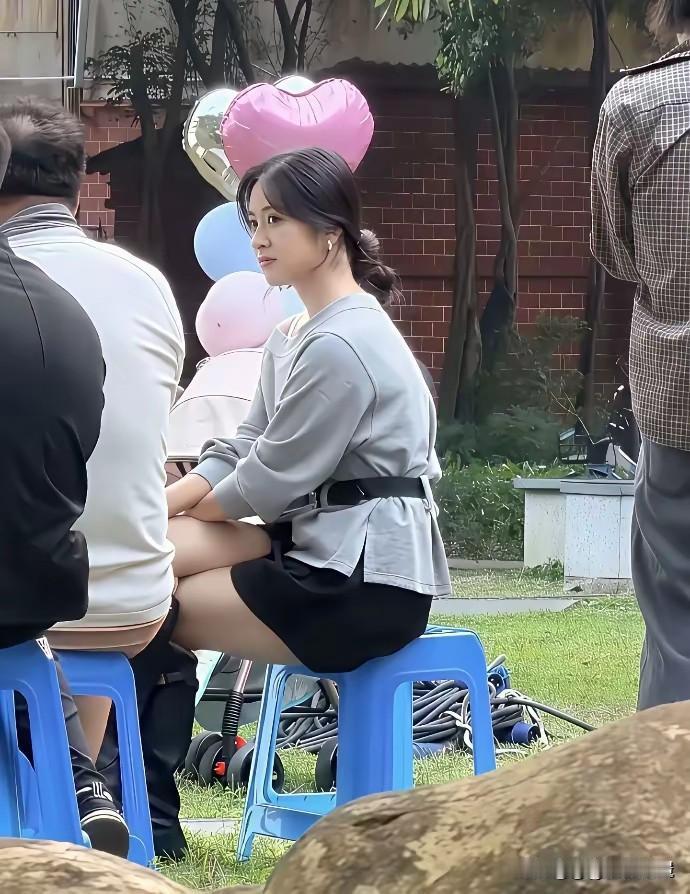 “玉女坐”“蟠桃坐”都很有特色。她右腿压左腿，脚踝一勾，膝盖收紧，随性又有味道
