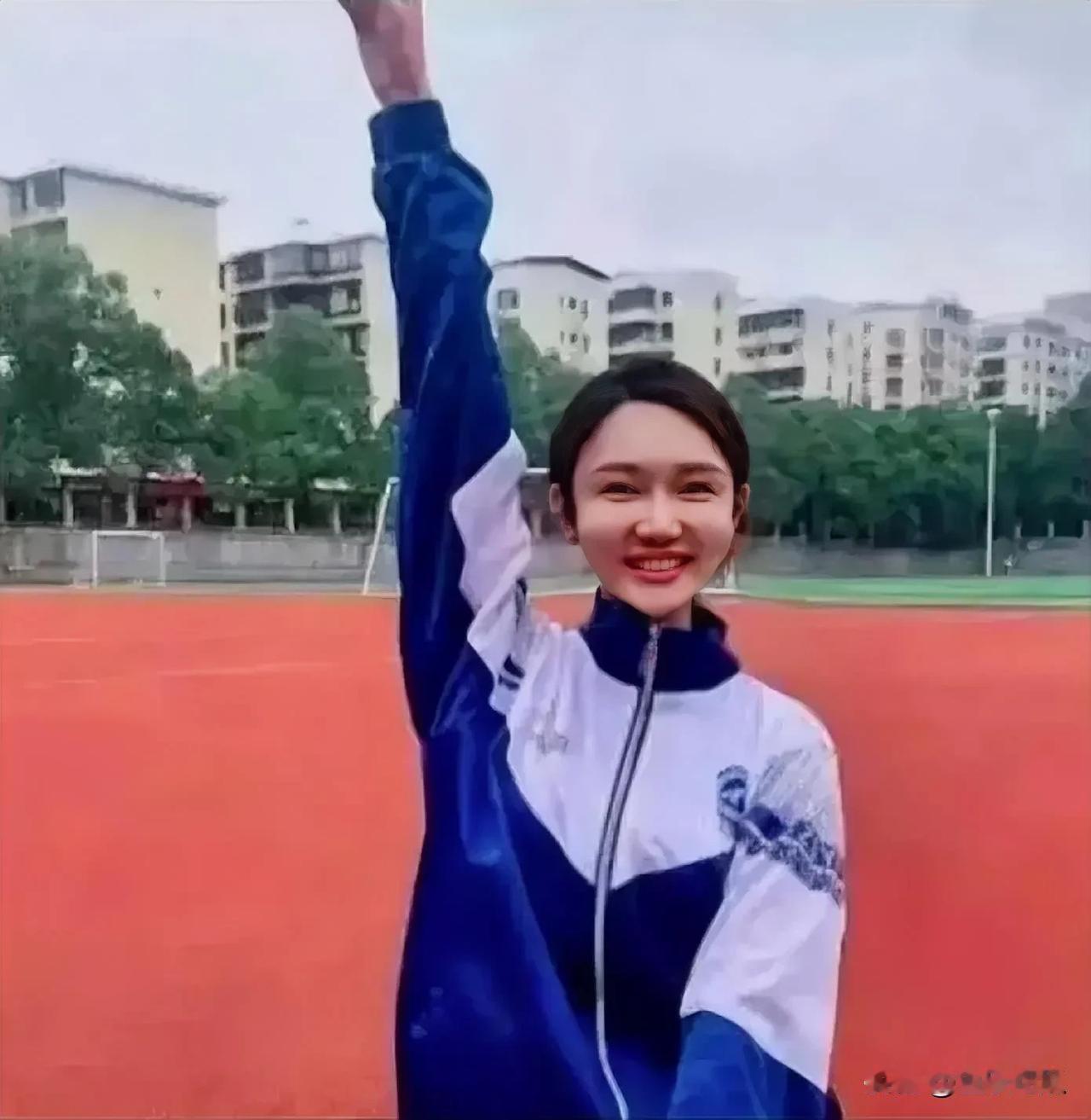 龙洋上学时的一张照片，影头下的她清纯靓丽，清新俗俗，五官深遂，美丽大方，喜欢她吗