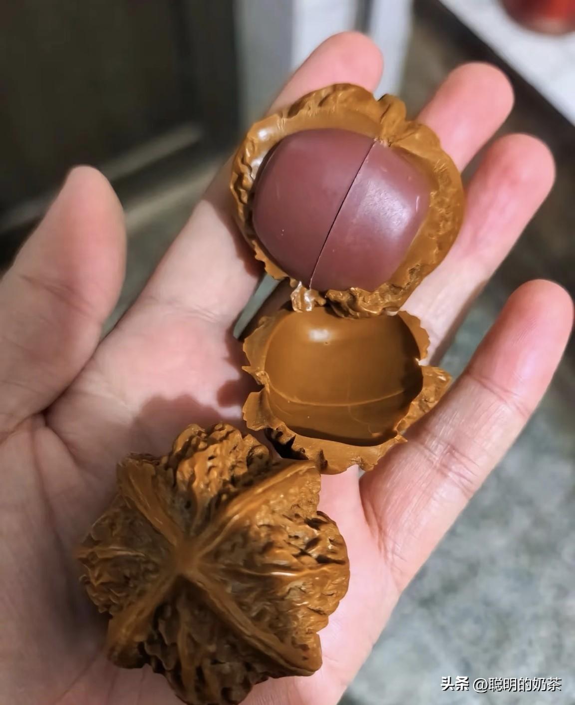 天塌了！当初在文玩市场满心欢喜的花了7500卖了一对四棱的文玩核桃，盘玩不到半年