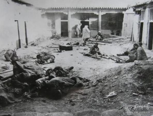 1937年，甘肃高台，马家军占领了西路军的指挥部后，留下了这一张老照片，当时的西