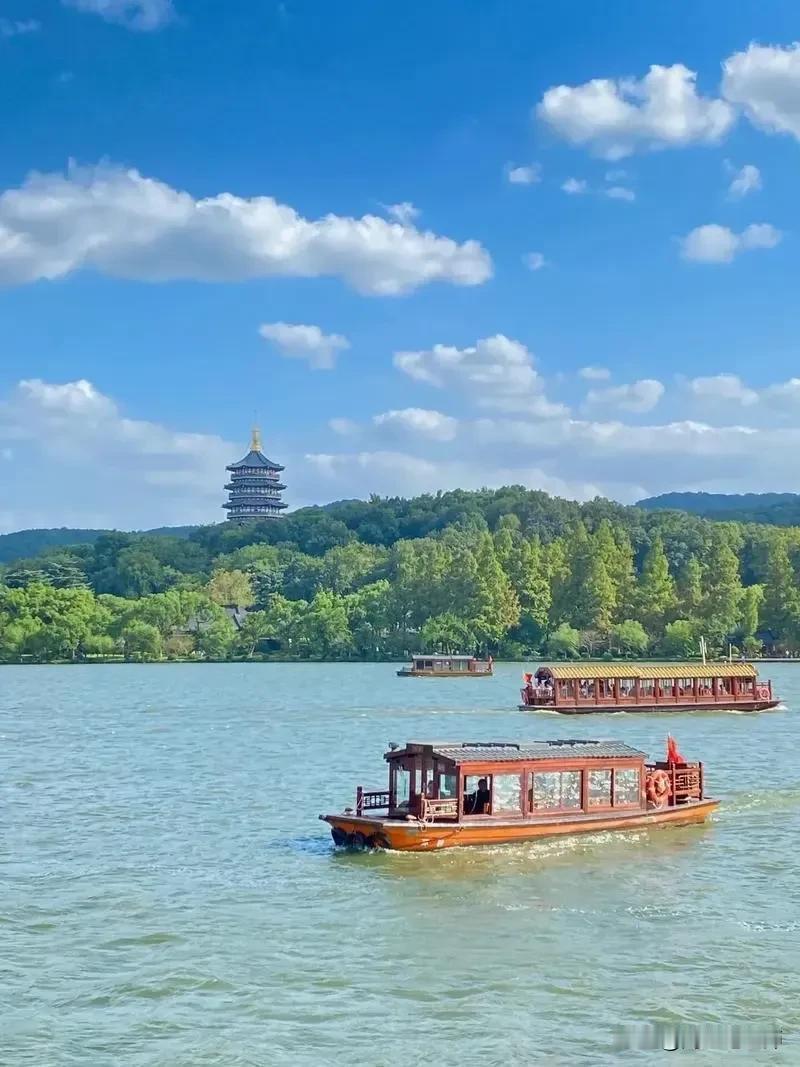 今天是国庆节，前几天几个好友约我去杭州、苏州一带旅游，我没有答应。
我说：“长假