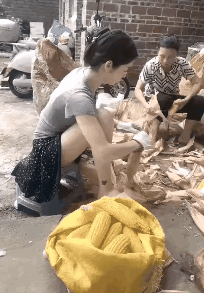 现在生活在城市女孩，农忙的时候能回来帮家里干点农活，已经非常不错了。
