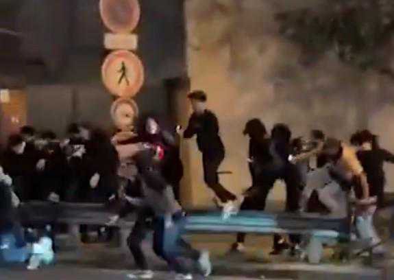 巴黎球迷疯狂庆祝球队晋级本赛季欧冠决赛，导致街头陷入混乱足球北京时间5月7日，巴