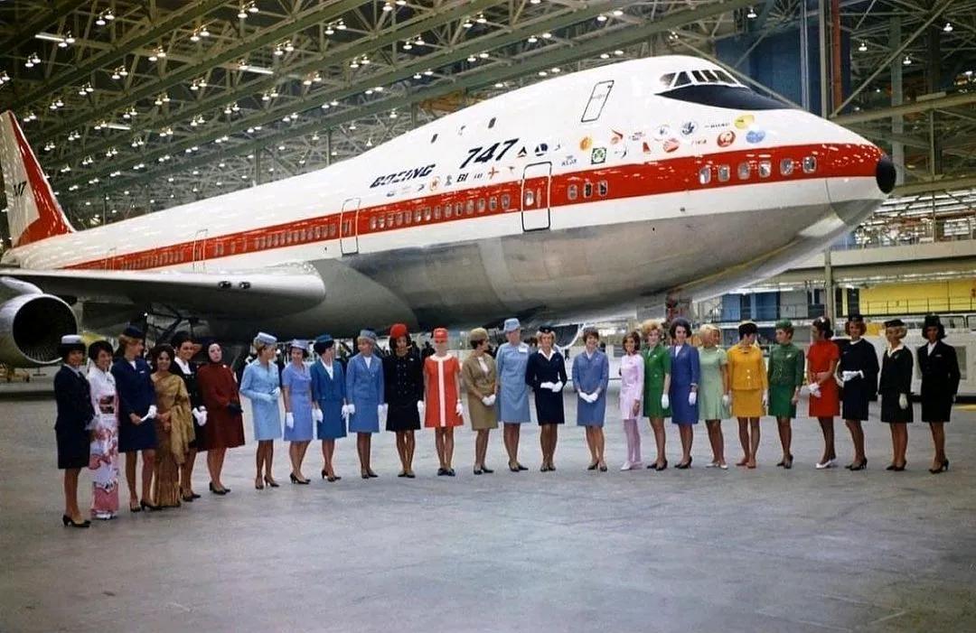 #照片中的航空史# 第一架波音747飞机下线。