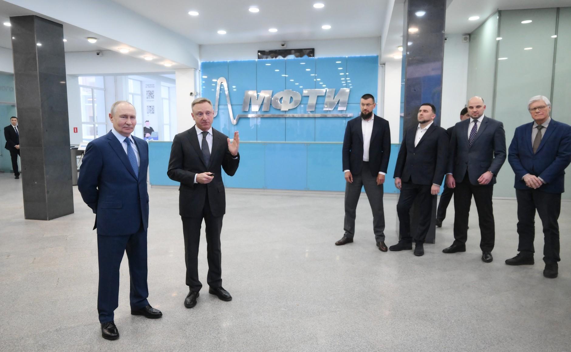 瓦洛佳小朋友  参观莫斯科物理技术学院在俄罗斯大学生节前夕，弗拉基米尔·普京访问