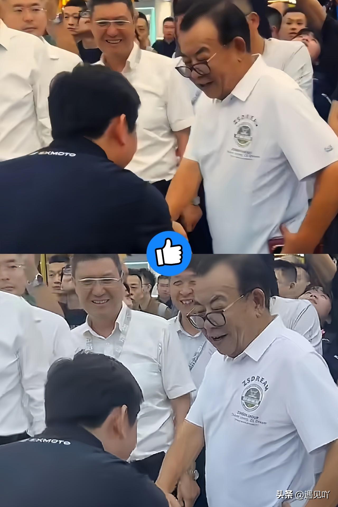 摩博会这一幕，看懂了摩圈最真的传承。
 
平日里在直播间指点江山、傲气十足的张雪