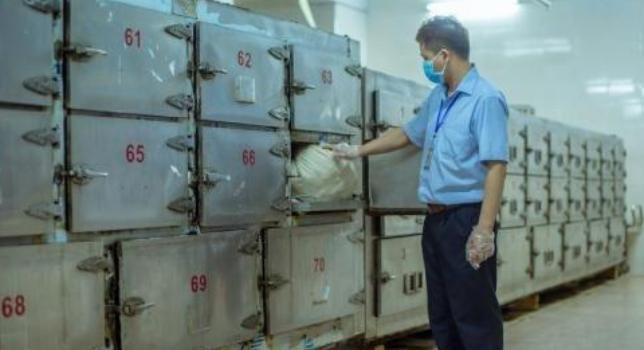 2003年，上海男大学生李奇乐患病去世，但因欠下高额治疗费用被医院拒绝开具死亡证