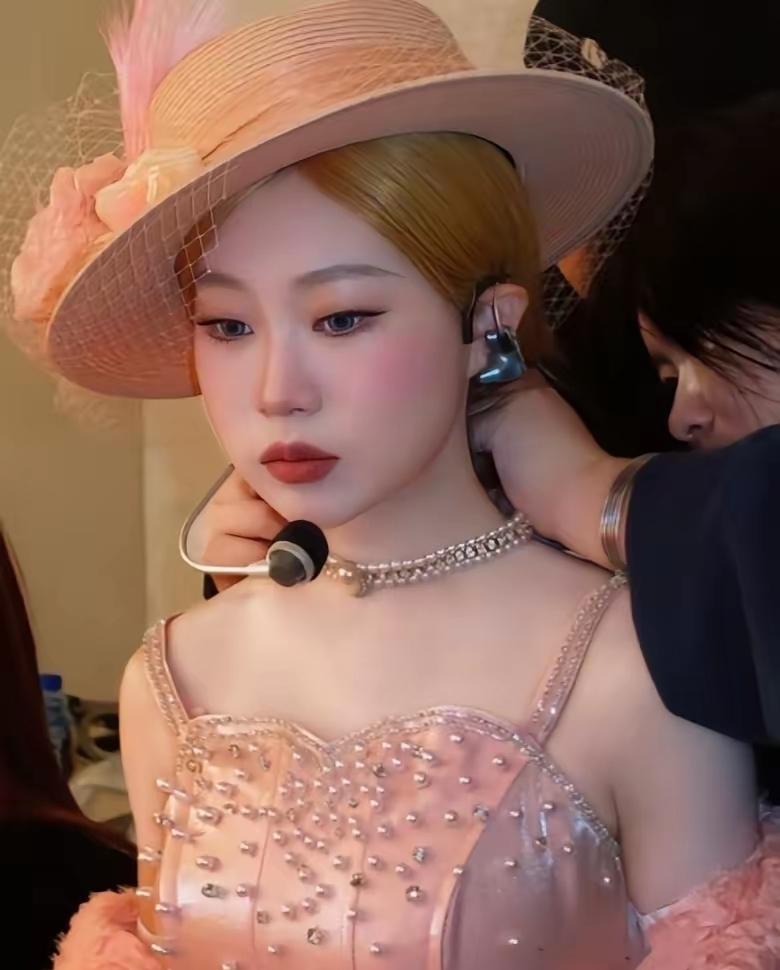 沈佳润这妆造一出来，眼睛都看直了，这还是她吗，脸上的肉肉都给化没了，这化妆师也太