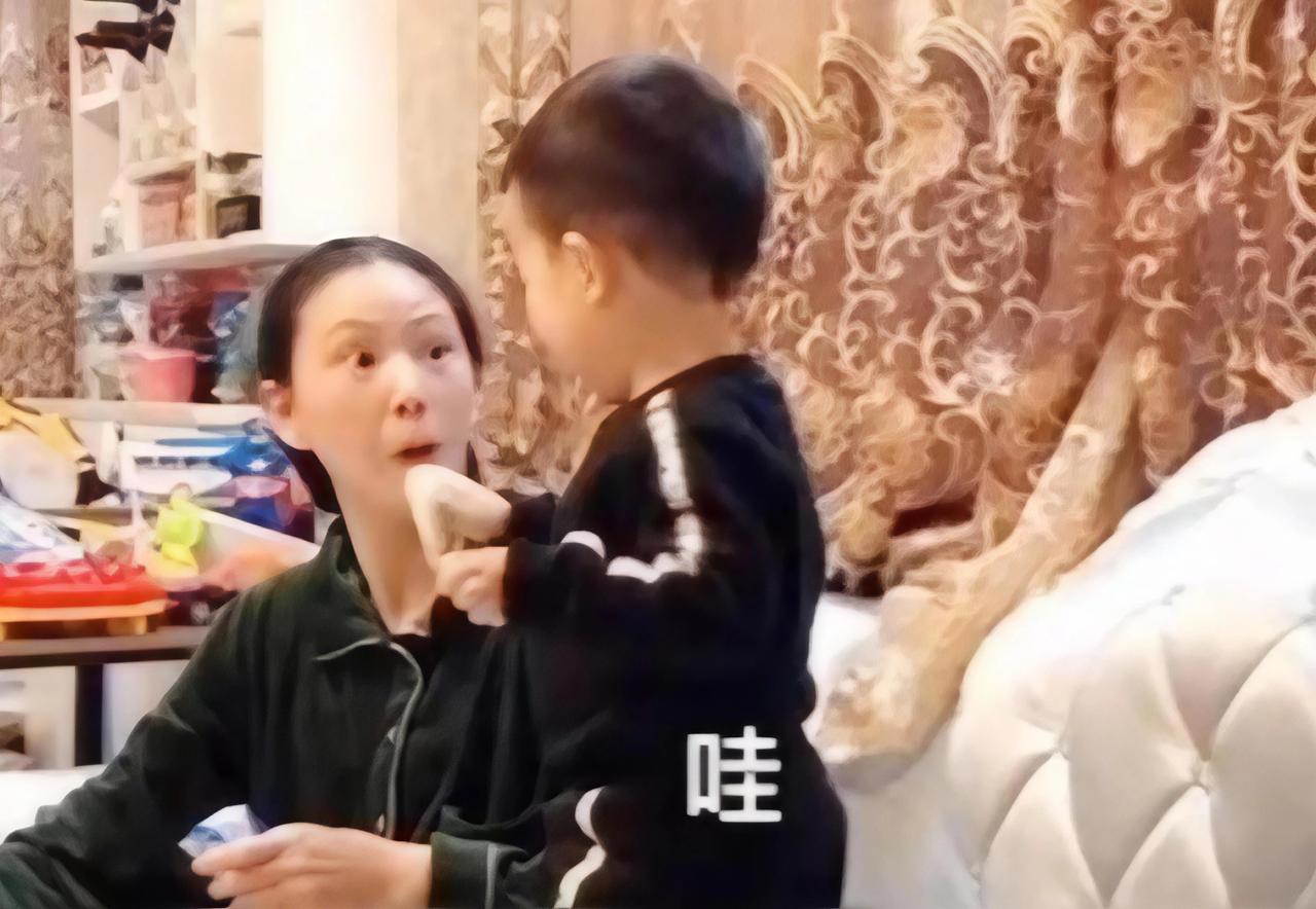 童言往往就是撕开假面的尖刀。女子拎礼品回娘家探亲。满屋看似其乐融融。八岁侄子偷偷