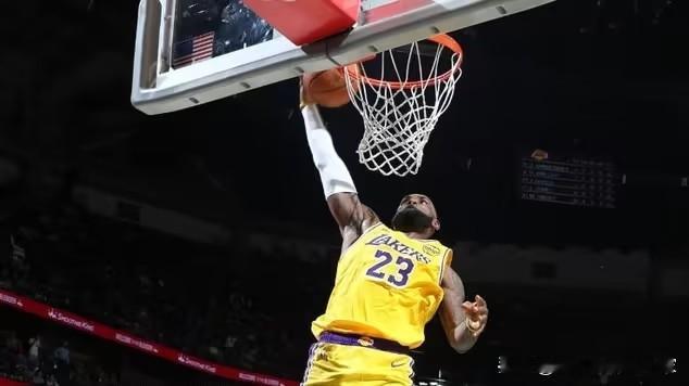 41岁的詹姆斯依然很牛逼，背靠背对阵鹈鹕拿到30+
湖人背靠背111-103战胜