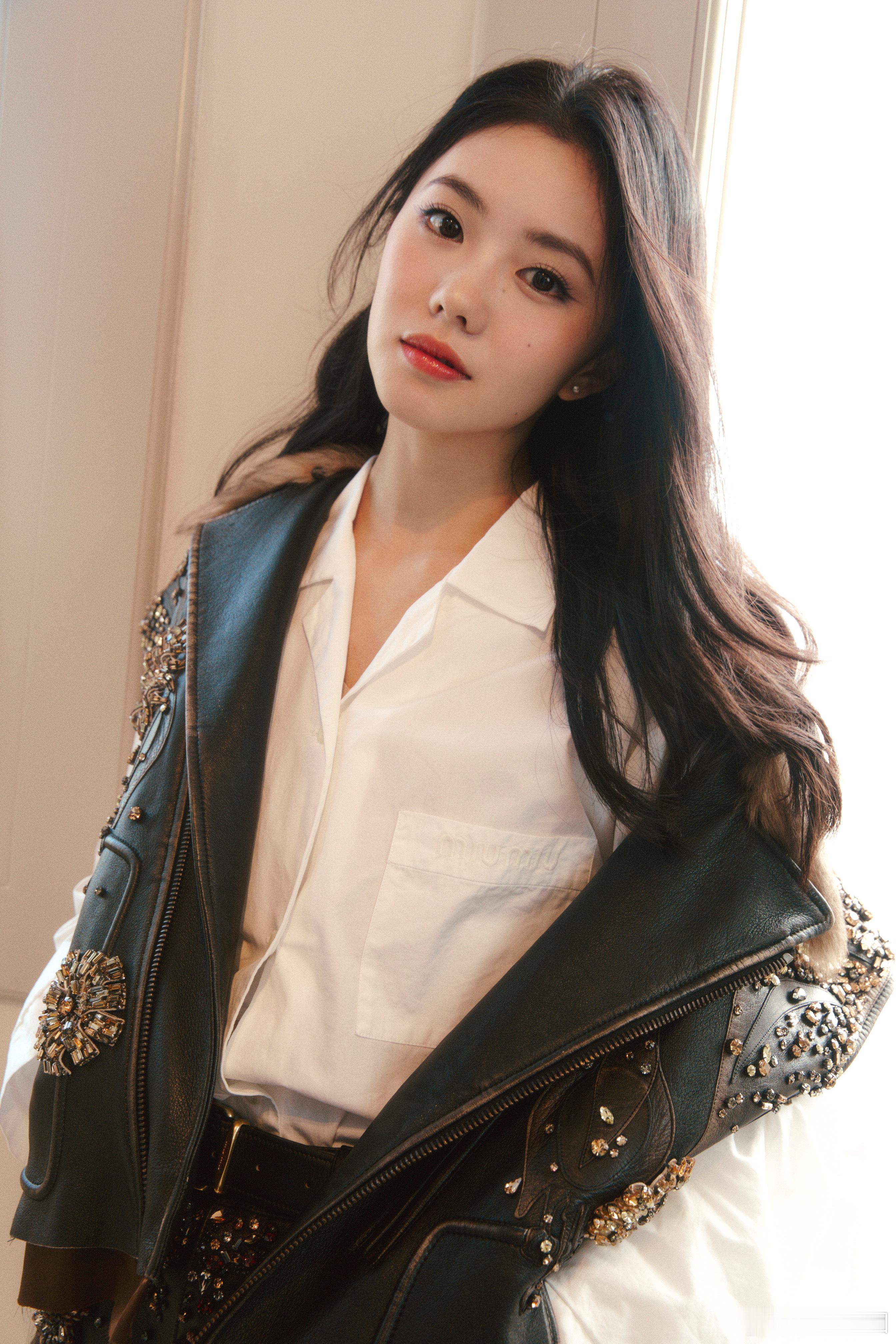 #刘浩存看秀状态好松弛##刘浩存看秀look#刘浩存现身巴黎 MiuMiu 时装